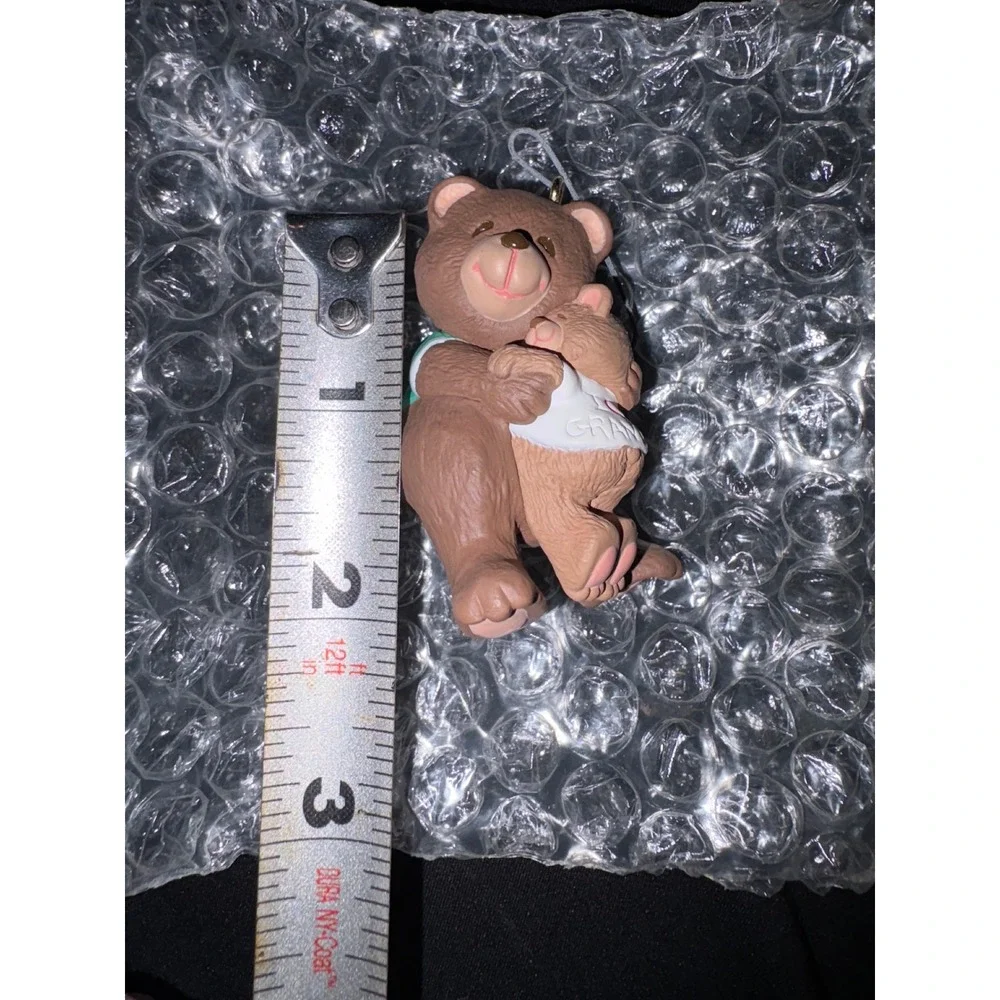 Hallmark Keepsake Ornament Grandma Bear Hug 1997‎ Ceramic Figurine